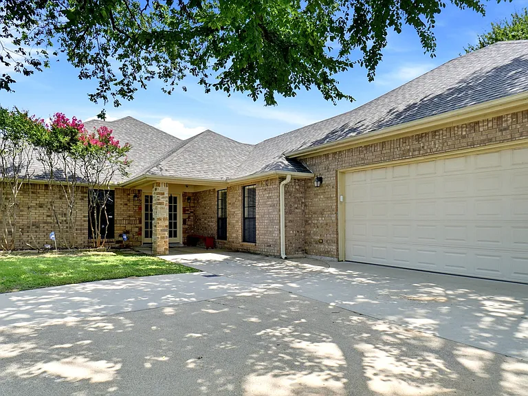 2412 Emerald Cir — Photo 2