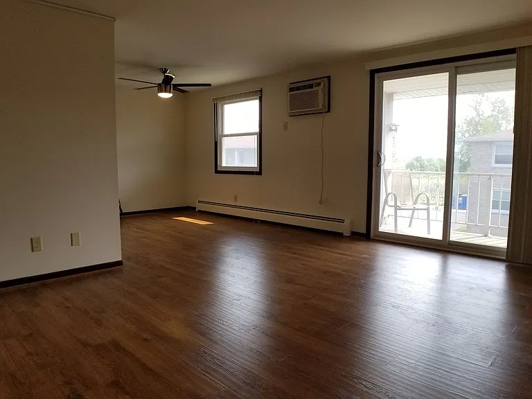 Embassy Square Apartments — Photo 87