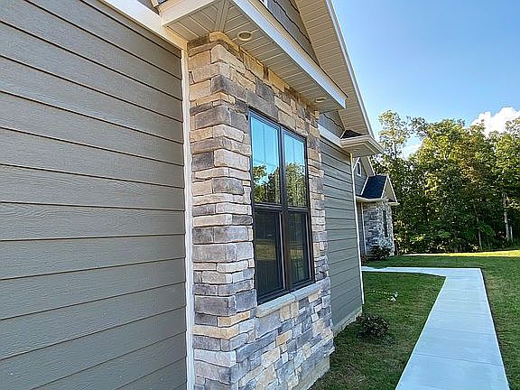 5th image of 631 Spruce Ln