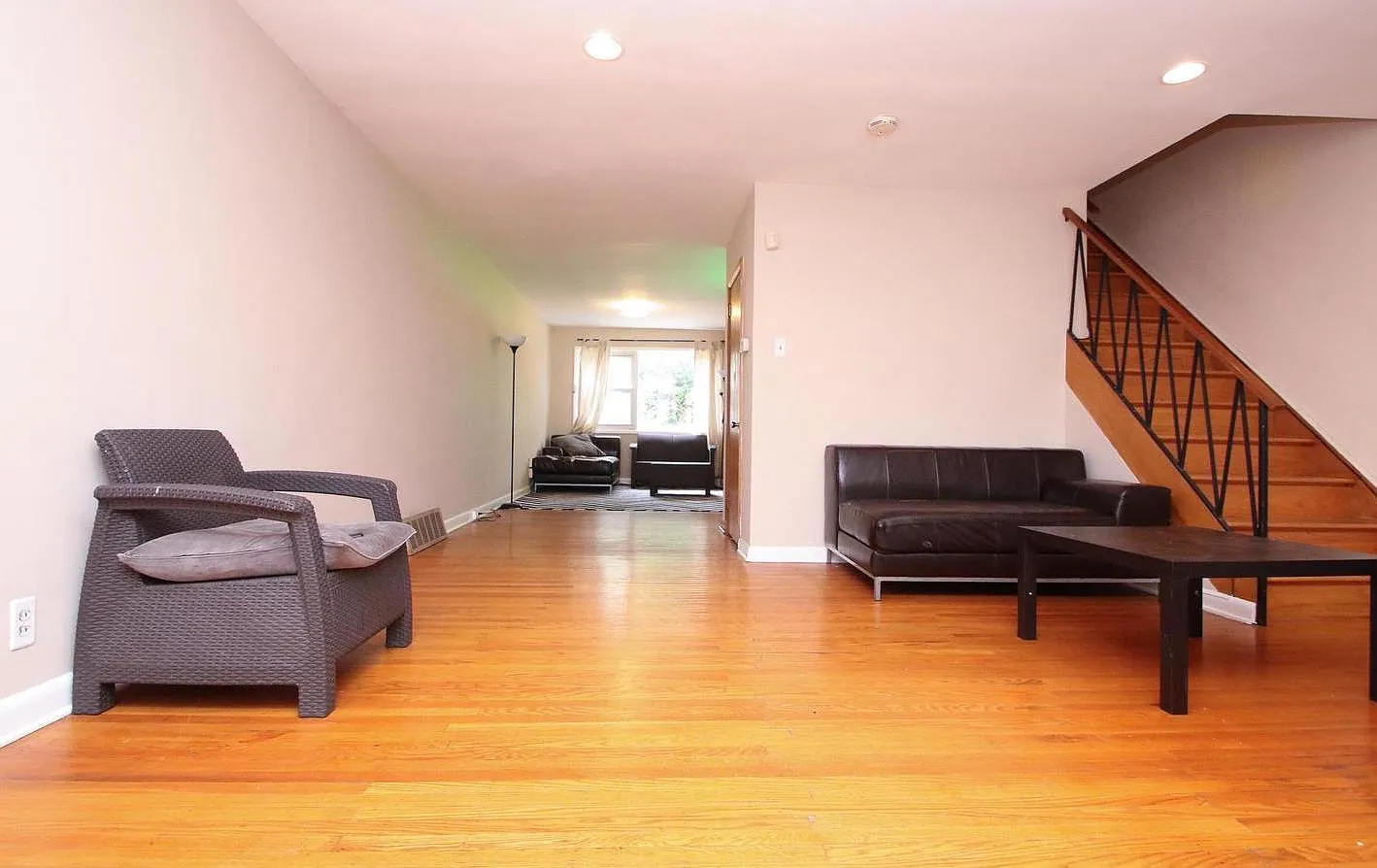 3 bed, 2.5 bath, 1418 sqft, $2,100 — Photo 2