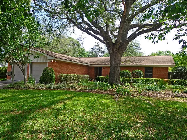 211 Chestnut St, Lake Jackson, TX 77566