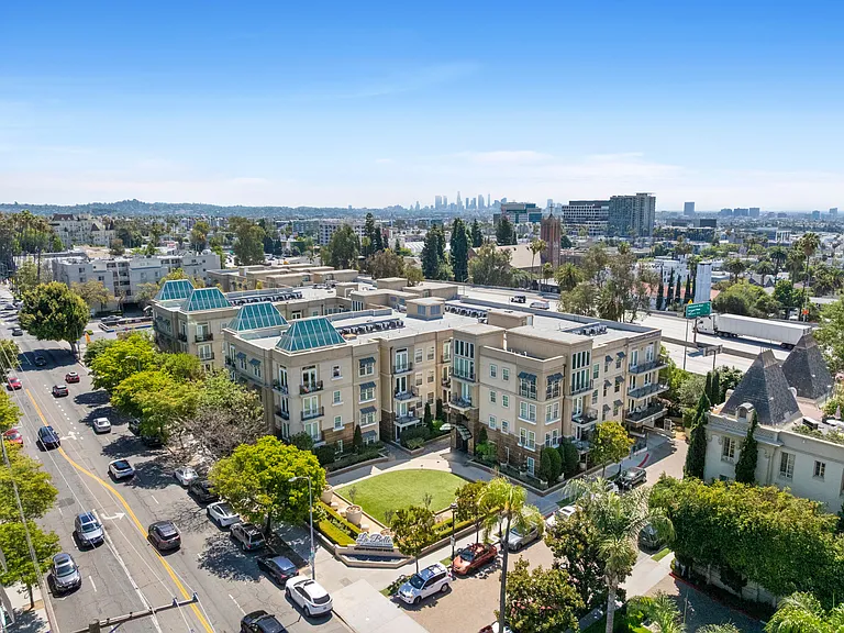 La Belle at Hollywood Towers — Photo 37