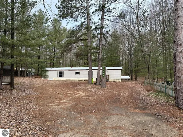 10166 Resort Trl, Interlochen, MI 49643