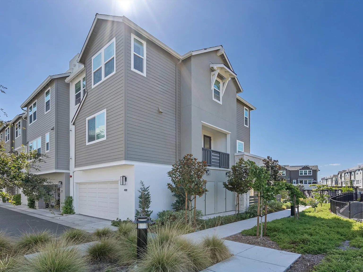 3 bed, 2.5 bath, 1884 sqft, $4,300 — Photo 3