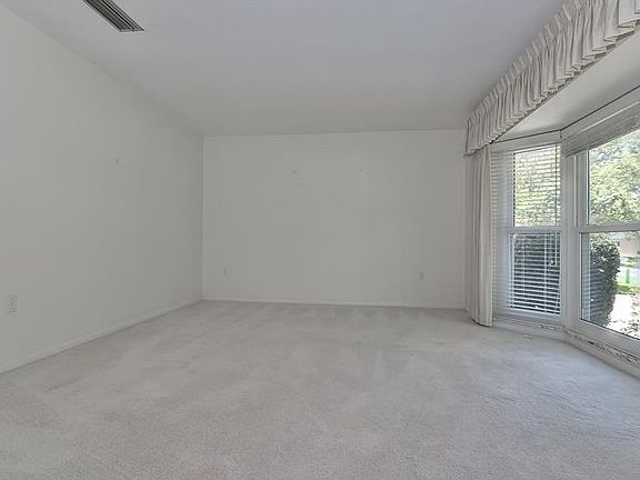4th image of 427 Green Arbor Dr