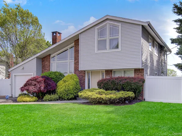 4 Seneca Drive, Commack, NY 11725