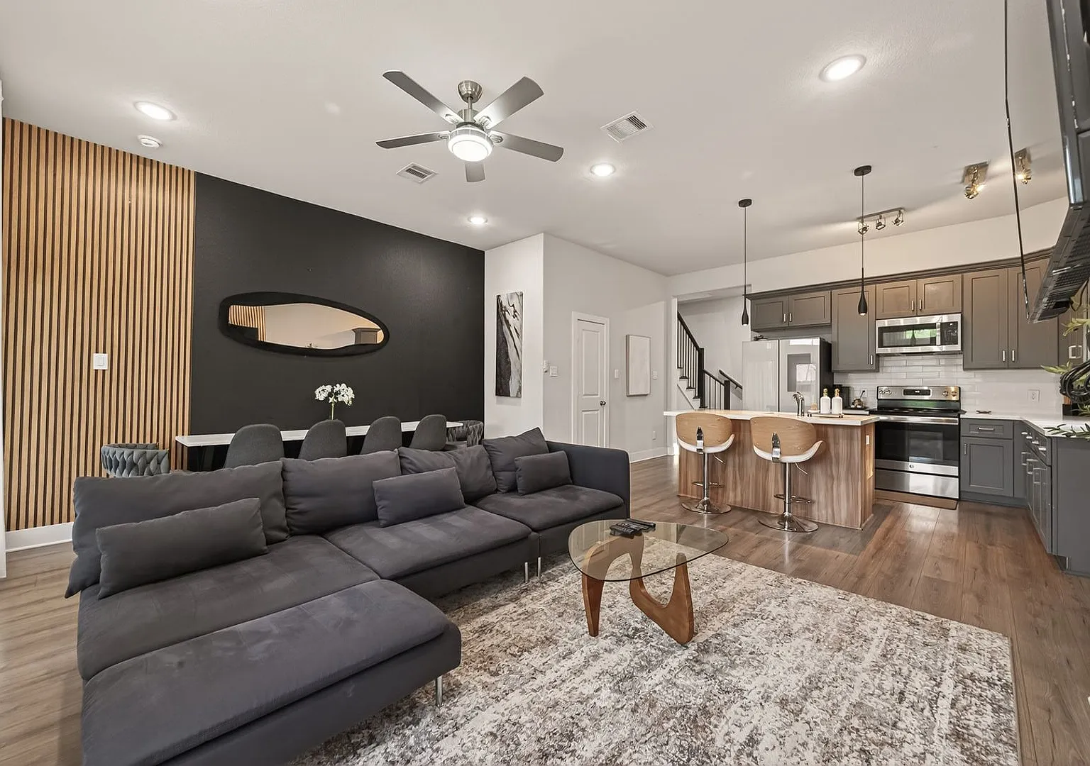 Charming 3BR Duplex in Houston — Photo 4