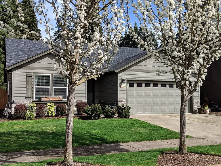 899 N Pointe Dr NW — Photo 2