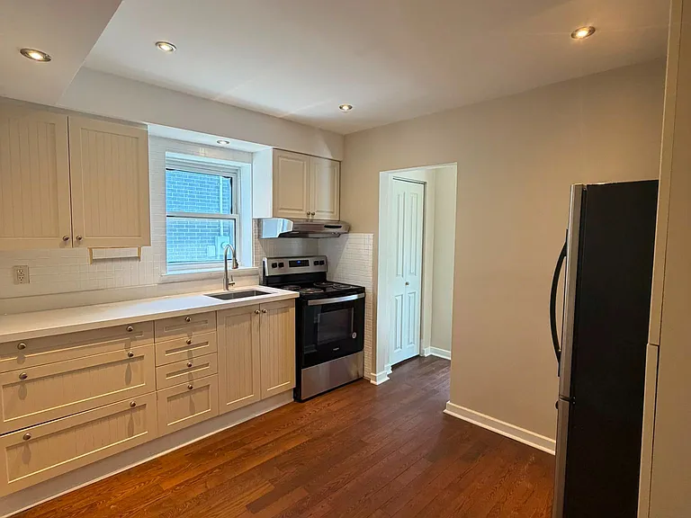 425 Livingston Rd N — Photo 11