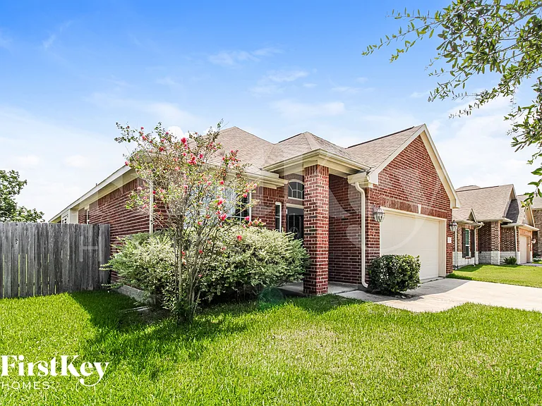 131 Brazos Dr — Photo 2