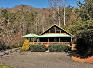 31 Slow Ln, Whittier, NC 28789