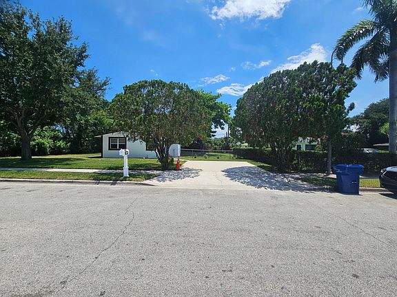 3rd image of 1605 W 10th Street