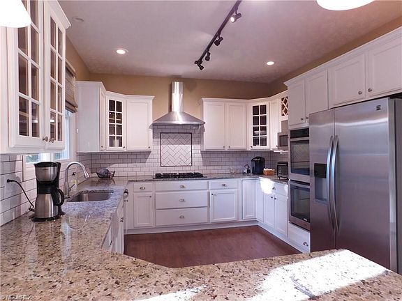 3rd image of 9244 Lakeview Dr