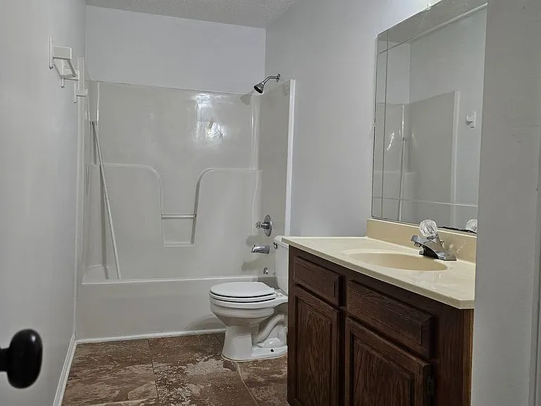 Spacious 4 Bedroom 2 Bath Upstairs unit! — Photo 22