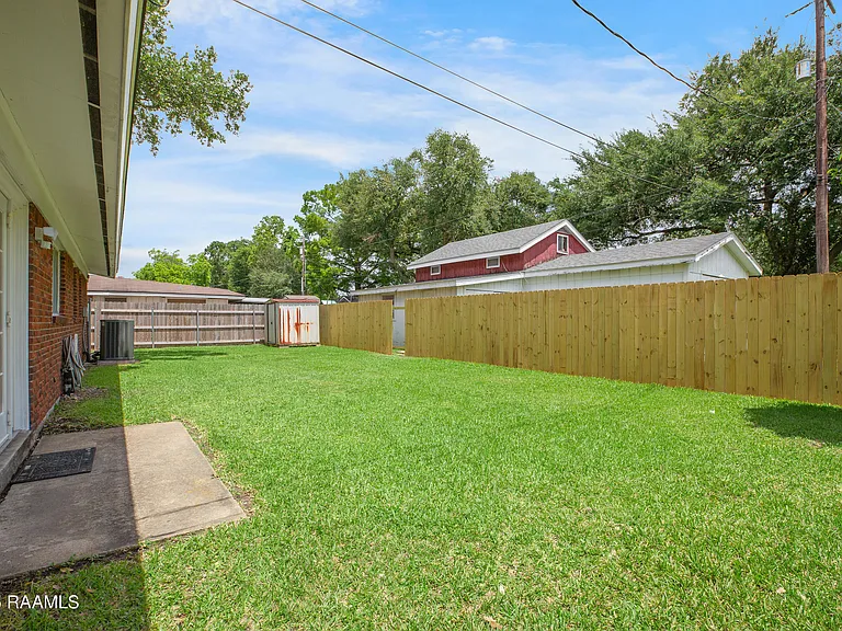 100 Maple Dr — Photo 15