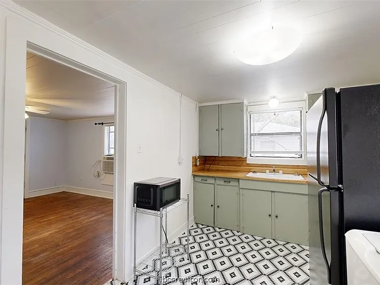 303 Montclair Ave — Photo 5