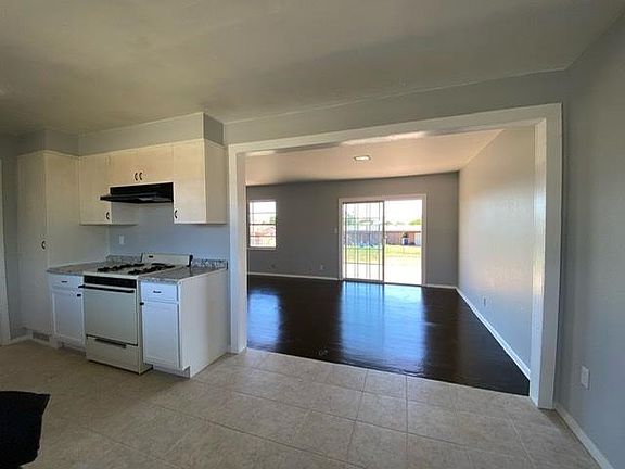 Open concept kitchen and dinning room.