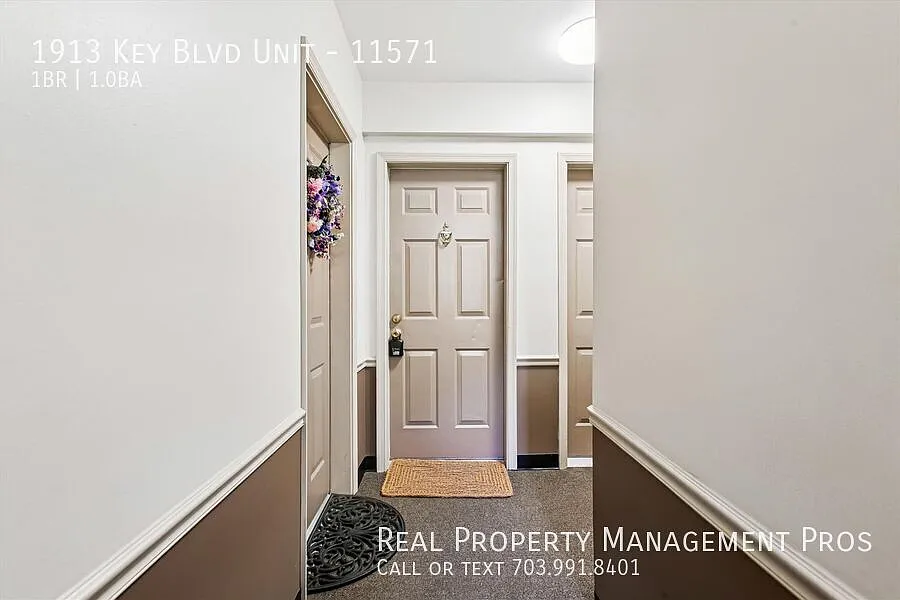 Beautiful Colonial Village Condo- Close to Metro! — Photo 2