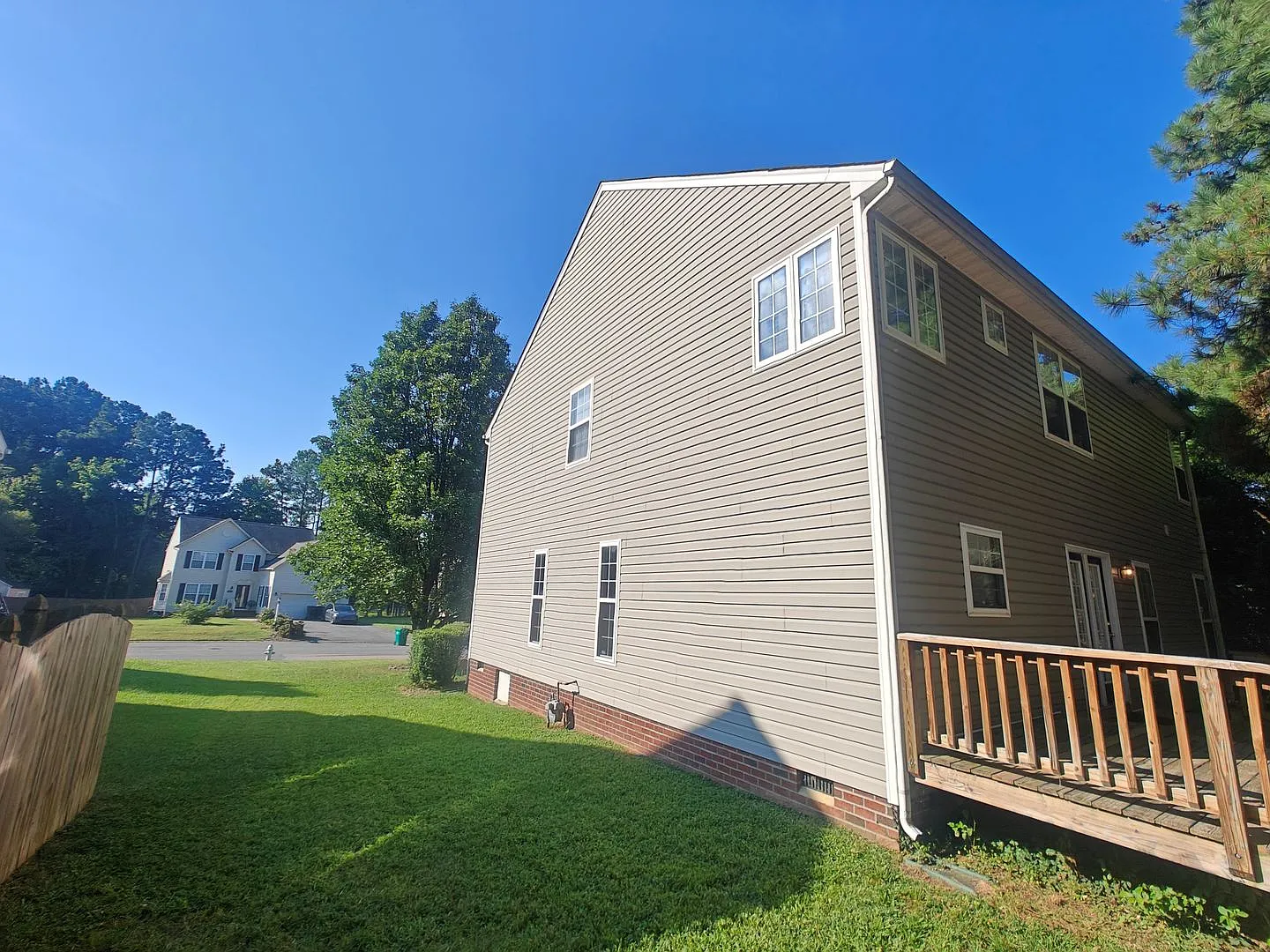 4 bedroom home with garage — Photo 4