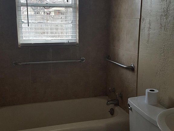 3rd image of 2124 1/2 NW Columbia Ave