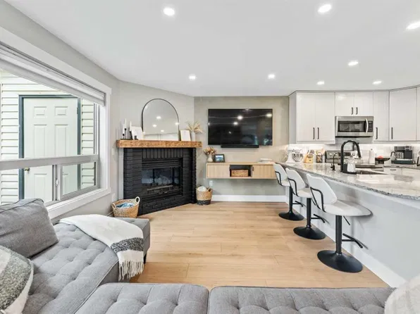 300 W 2nd Ave #1, Bighorn No. 8, AB T1W 2W4