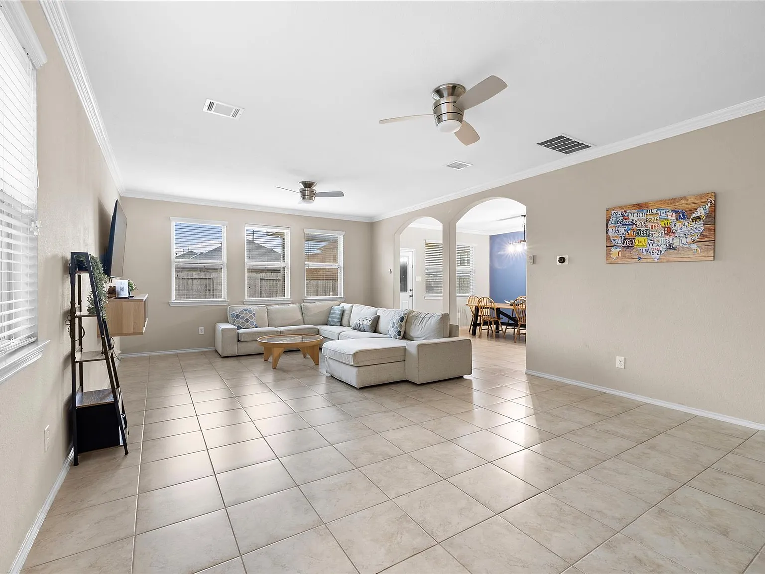 4 bed, 2.5 bath, 2560 sqft, $2,800 — Photo 3