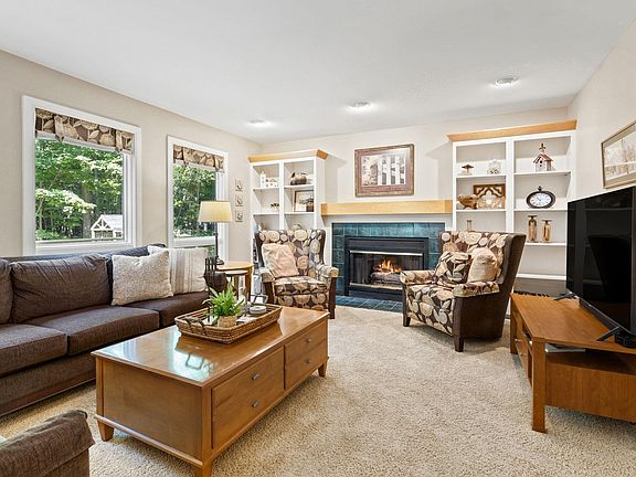 4th image of 3675 Village Circle Dr