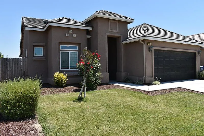 3 bed, 2.0 bath, 1446 sqft, $2,200 — Photo 3
