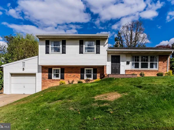 837 W Foxcroft Dr, Camp Hill, PA 17011