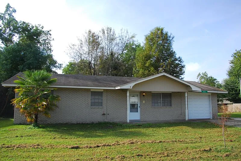 3 bed, 1200 sqft, $1,250 — Photo 1