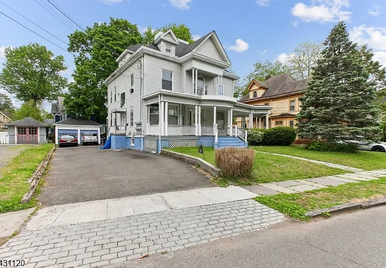27 Willow Ave — Photo 1