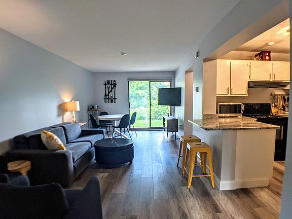 Some of the Furnishings may have been removed, after photo was taken.