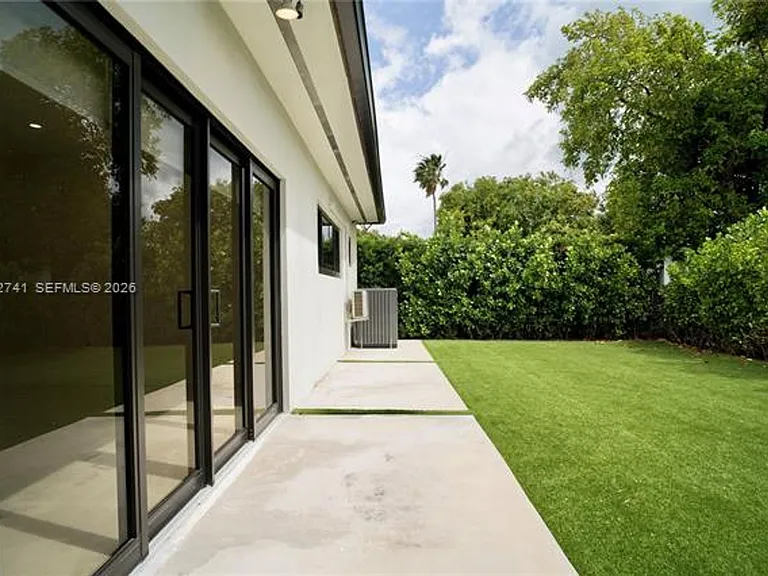 8811 Carlyle Ave — Photo 47