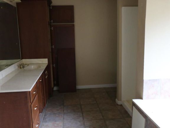 3rd image of 1318 W Lakeshore Dr