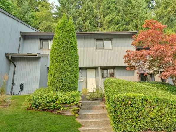 957 Blackstock Rd, Pt Moody, BC V3H 3S3