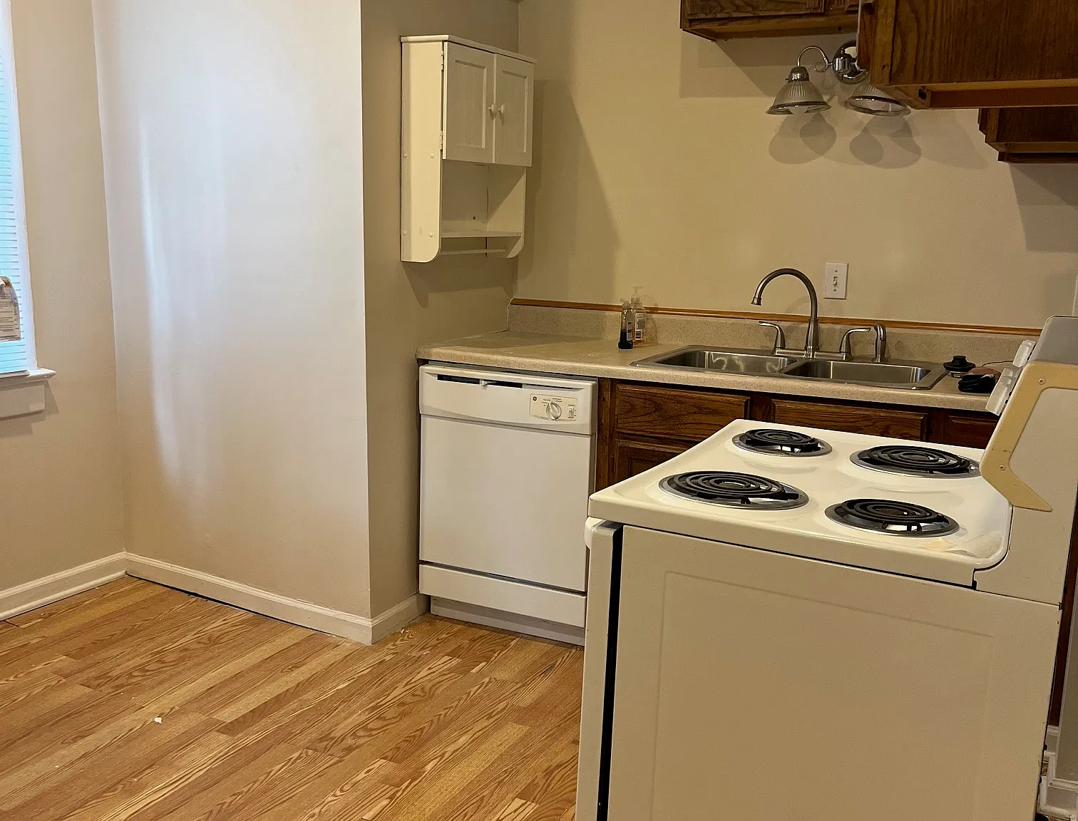 4 bed, 2418 sqft, $1,475 — Photo 3