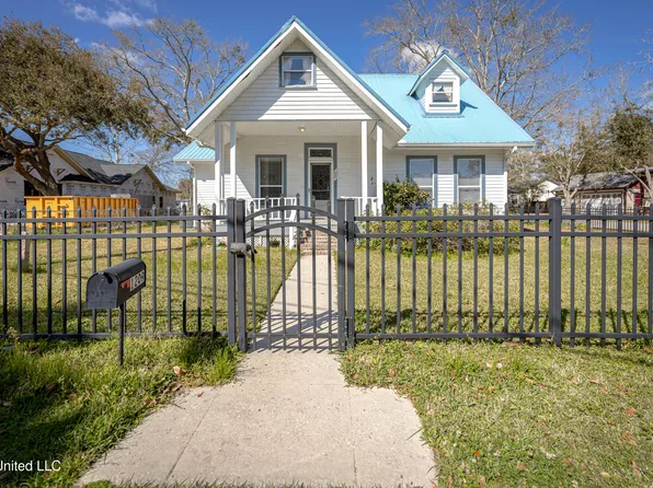 1209 Calhoun St, Ocean Springs, MS 39564