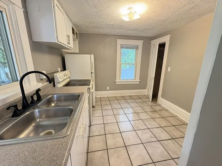325 Para Ave — Photo 4