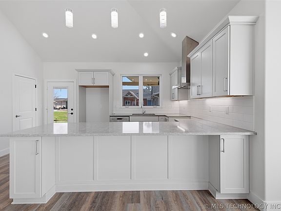 5th image of 7141 S Quincy Ave #1