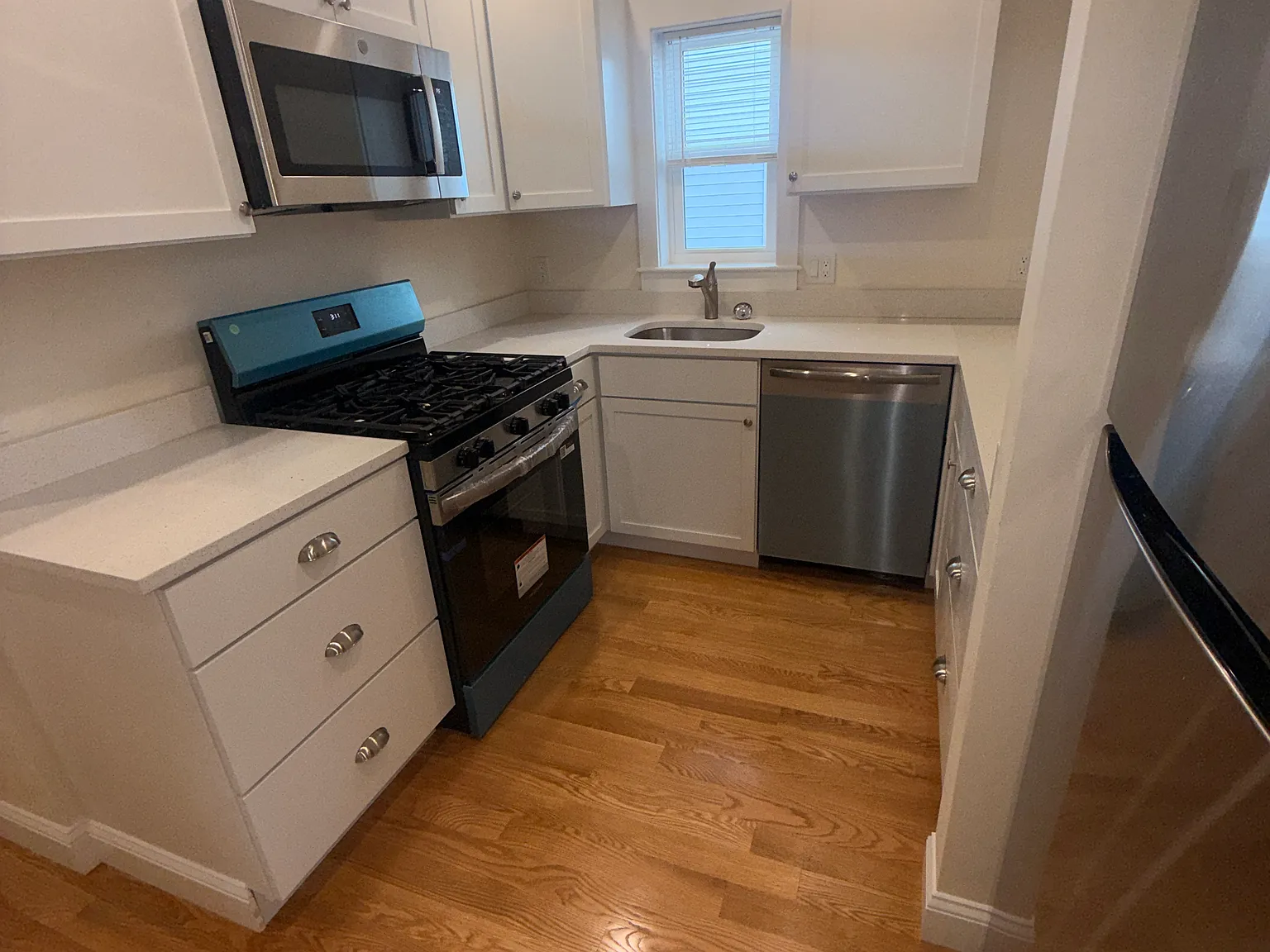 2 bed, 1100 sqft, $2,700 — Photo 3