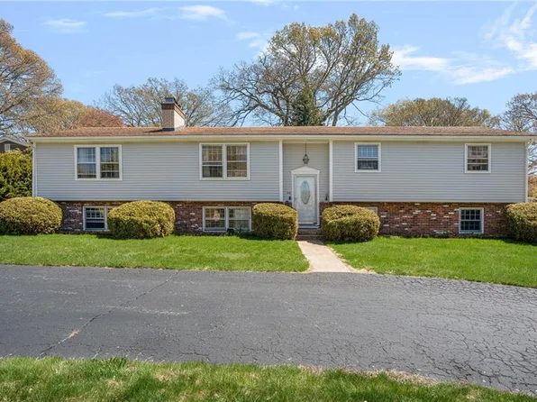 44 Quaker Dr, West Warwick, RI 02893