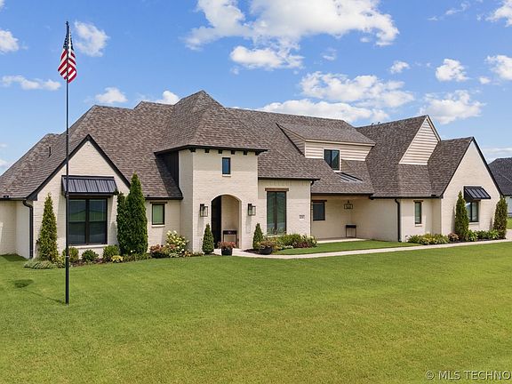 2nd image of 6110 N Creekwood Dr