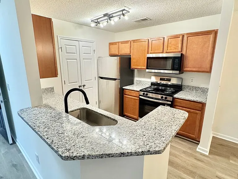 Lakeview Apartments — Photo 11