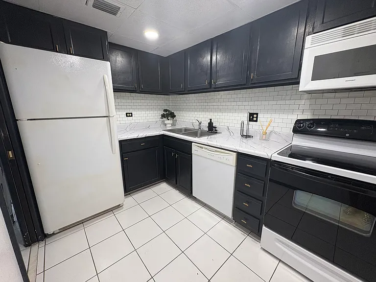 3660 Inverrary Dr #1B — Photo 7