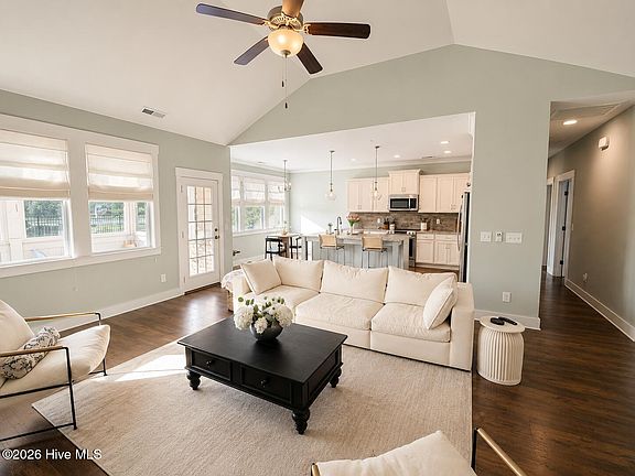 4th image of 747 Tuscan Way