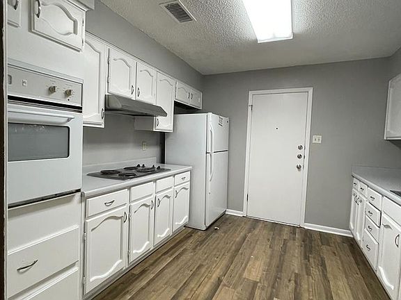 4th image of 1206 Hilltop Dr