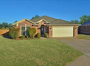 500 Hedgewood Dr, Moore, OK 73160