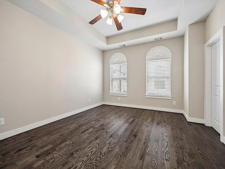 2710 Freund St — Photo 17
