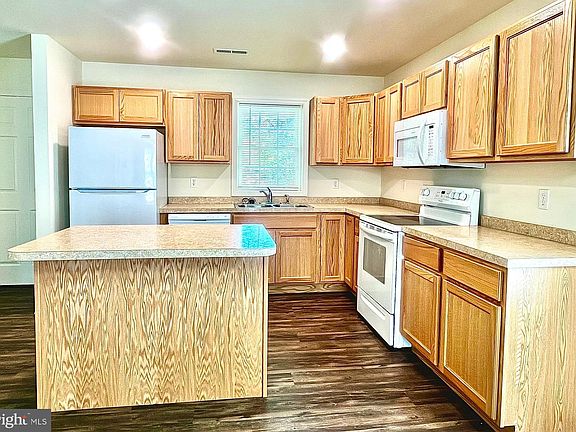 5th image of 46 Meadow Wood Ln