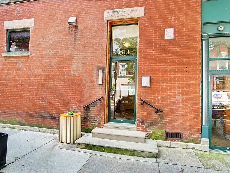 611 W Briar Pl #103 — Photo 7